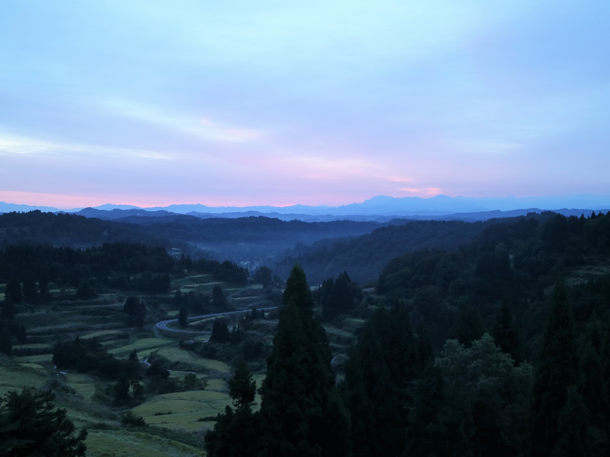 星峠の棚田の朝焼け 死ぬまでに行きたい日本の絶景 公式 酒の宿 玉城屋 日本三大薬湯 新潟 松之山温泉